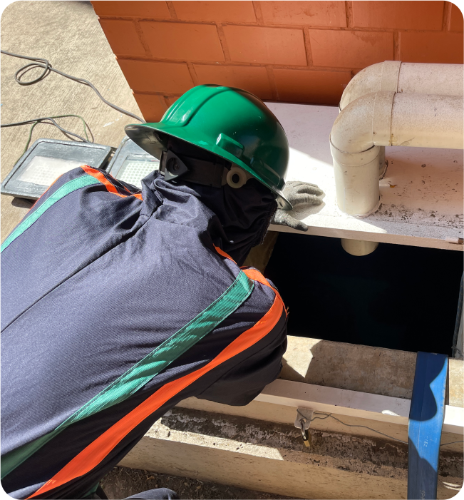 Técnico revisa la extracción de agua durante la limpieza de cisternas y tinacos en Chalco