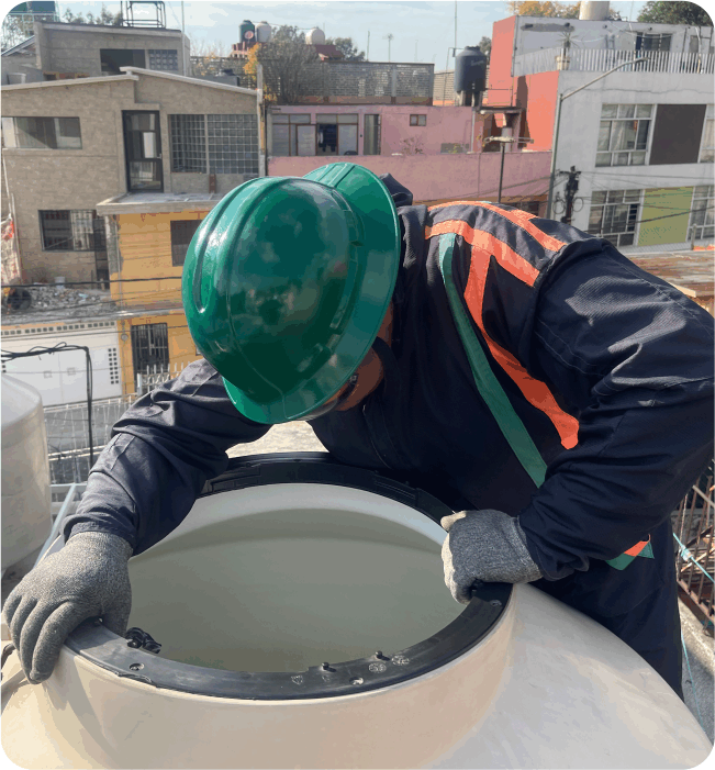Técnico revisando tinacos