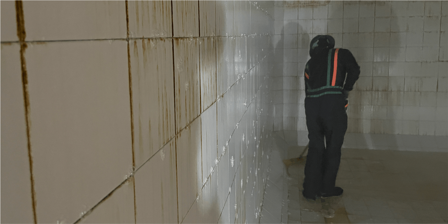 Técnico realiza un tallado con jabón durante la limpieza de cisternas en Metepec