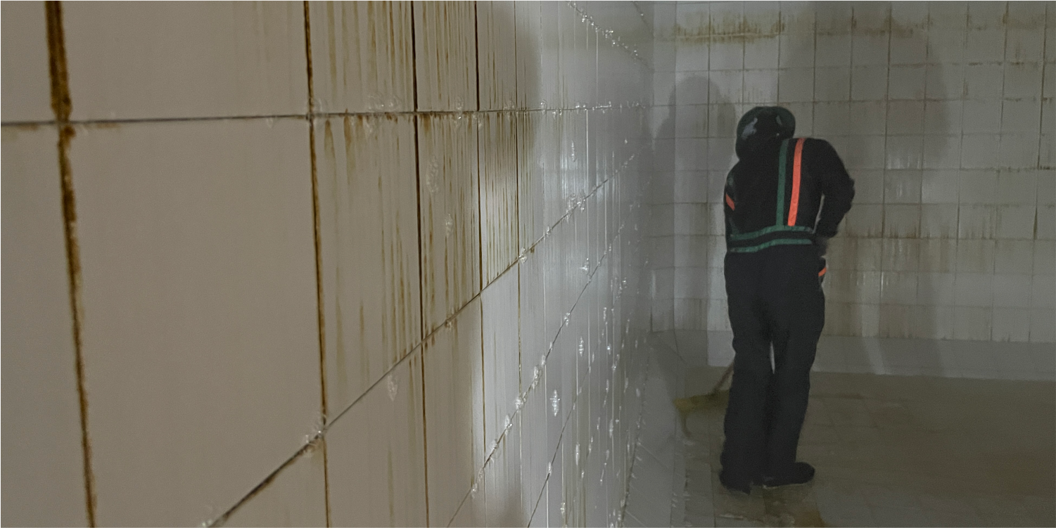 Técnico realiza un tallado con jabón durante la limpieza de cisternas y tinacos en Metepec