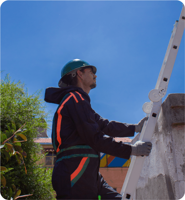 Técnico usando escalera para subir a realizar un lavado de tinaco en Cuautitlán Izcalli