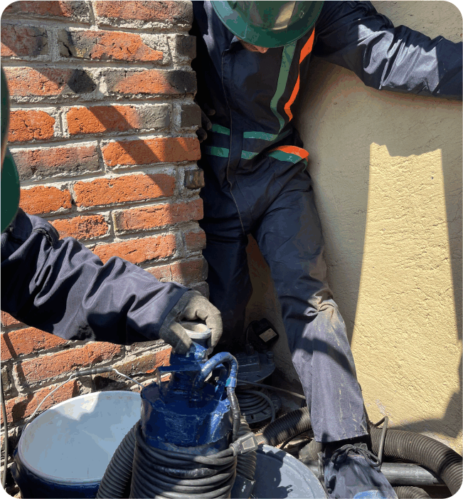 Técnicos preparan la herramienta de extracción de sedimentos para el lavado de cisternas en Tecámac