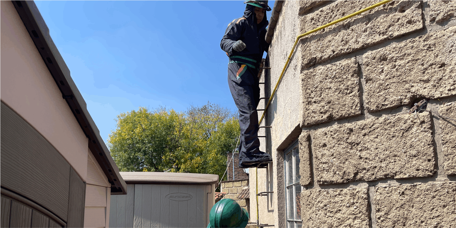 Técnicos preparan las herramientas para una limpieza de tinacos en San Mateo Atenco