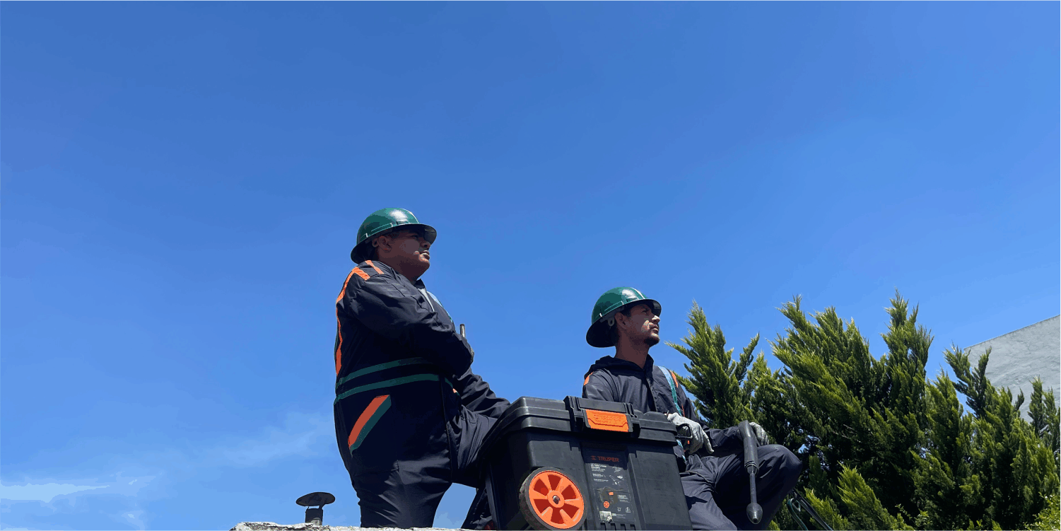 Técnicos preparandose para el lavado de tinacos en Tlalnepantla