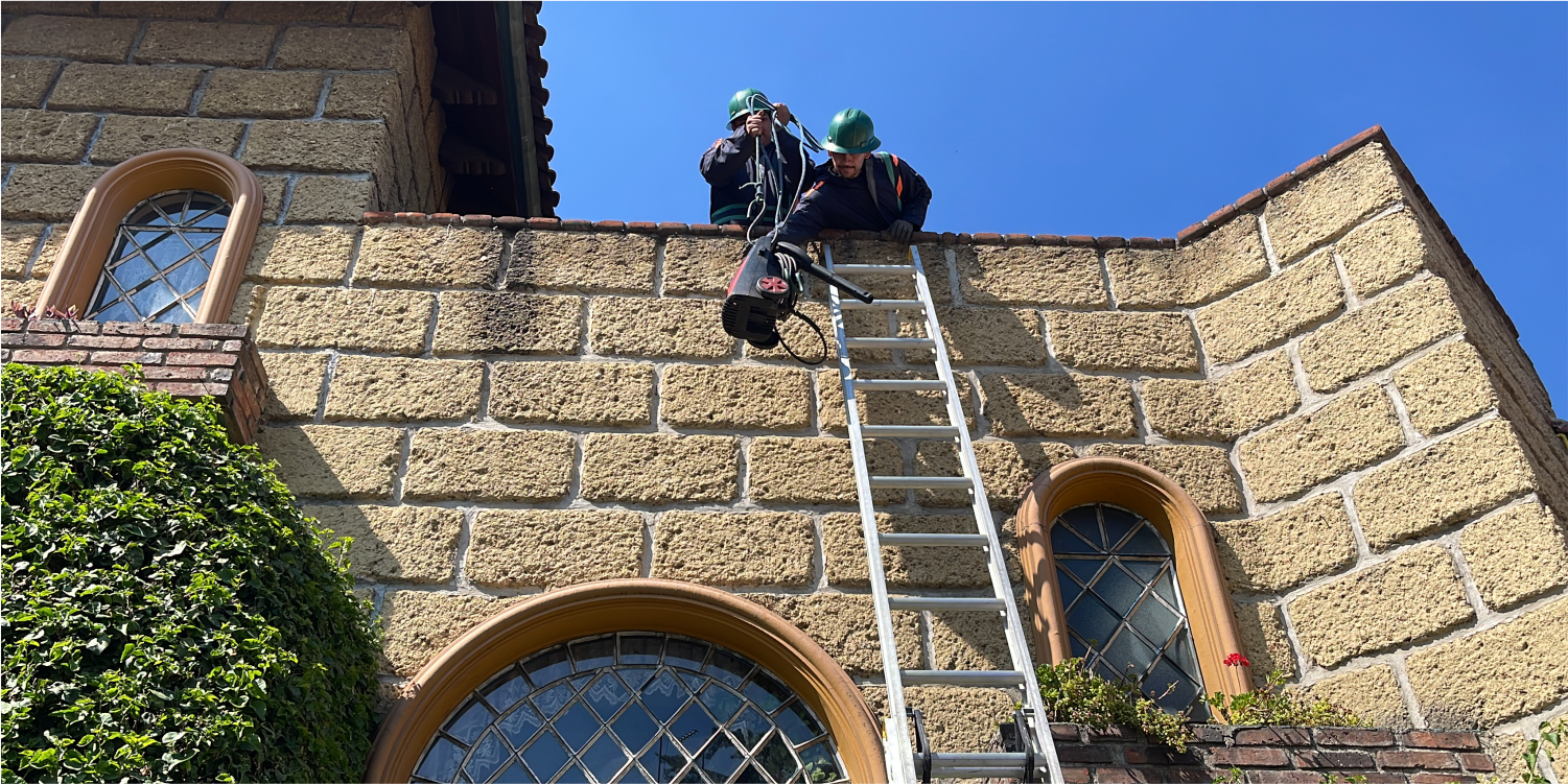 Técnicos preparándose para una limpieza de tinacos en Benito Juárez