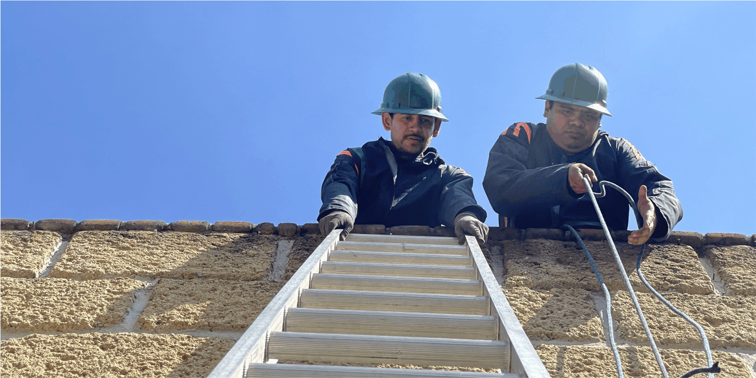 Técnicos preparándose para una limpieza de tinacos en Benito Juárez