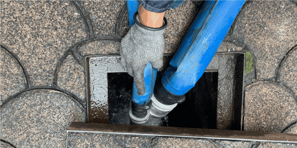 Técnicos realizan un llenado de agua a cisterna durante el lavado de cisternas en Tepotzotlán