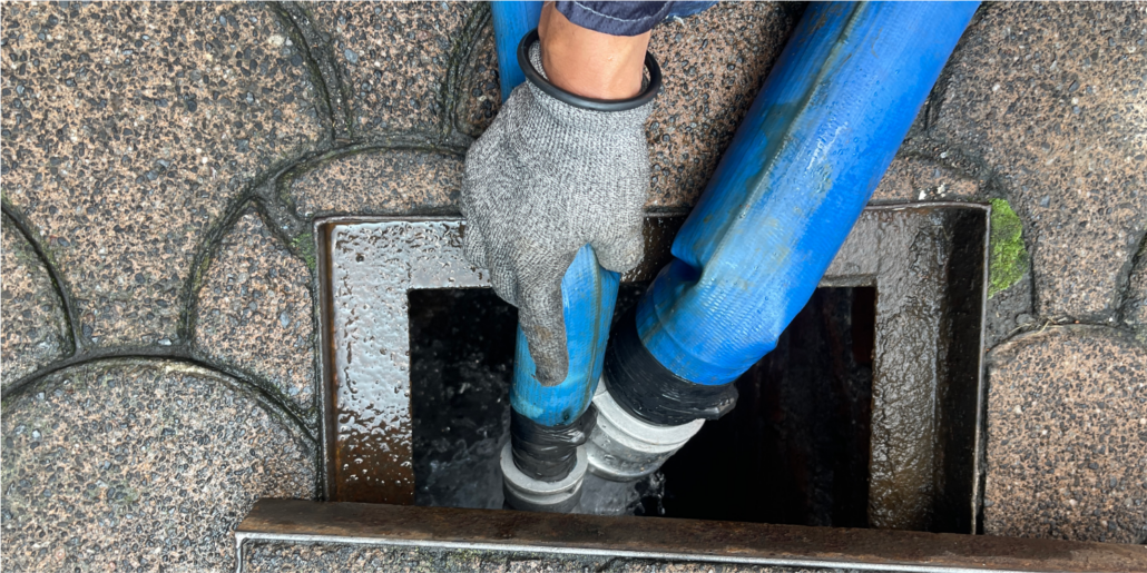 Técnicos realizan un llenado de agua a cisterna durante el lavado de cisternas y tinacos en Tepotzotlán