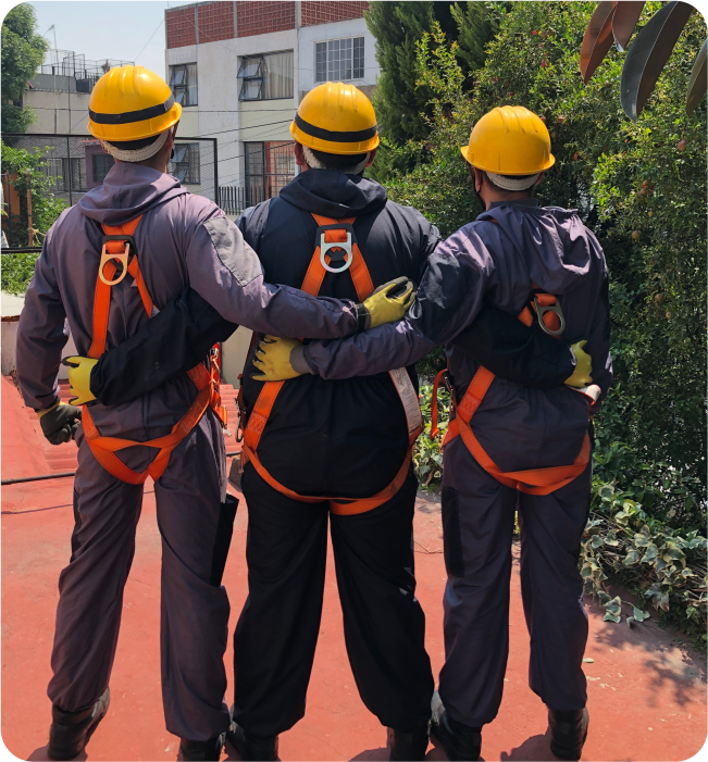 Técnicos realizando un lavado de cisternas y tinacos en Chalco