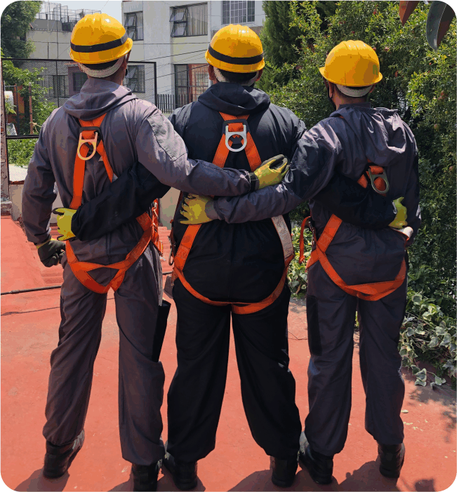 Técnicos realizando un lavado de tinacos en Chalco