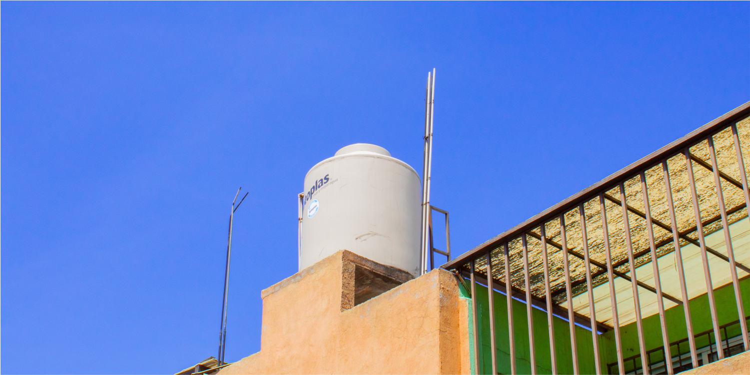 Tinaco antes de que operadores realicen el lavado de cisternas y tinacos en Cuautitlán Izcalli