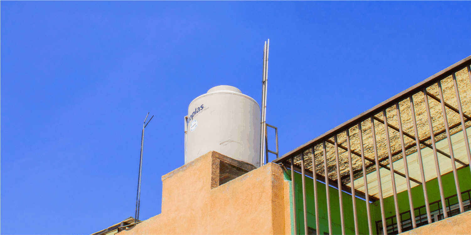 Tinaco antes de que operadores realicen el lavado de tinaco en Cuautitlán Izcalli
