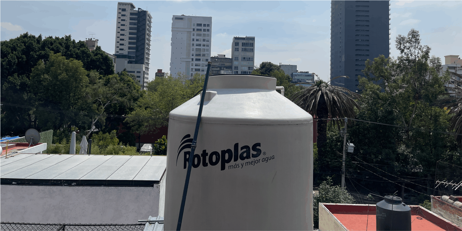 Tinaco sucio en azotea antes de su limpieza de tinacos en Coacalco