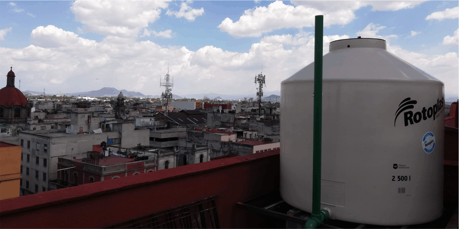 Tinaco en azotea antes de la limpieza de tinacos en Valle de Chalco