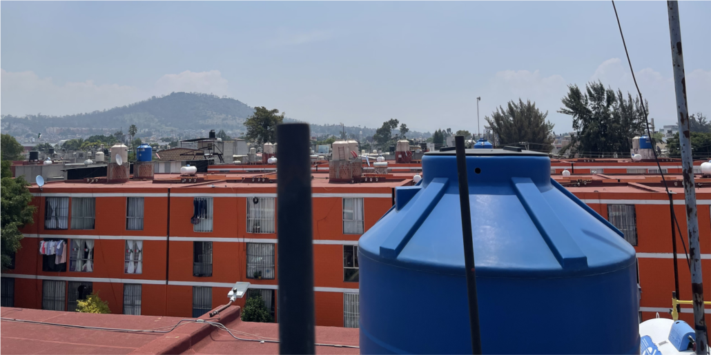 Tinaco en azotea antes del lavado de cisternas y tinacos en Huehuetoca