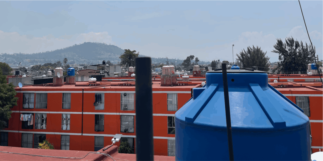 Tinaco en azotea antes del lavado de tinacos en Huehuetoca