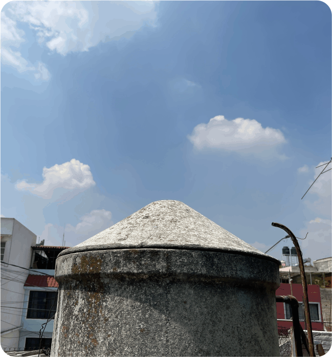Tinaco de concreto antes de la limpieza de la limpieza de tinacos en Cuautitlán
