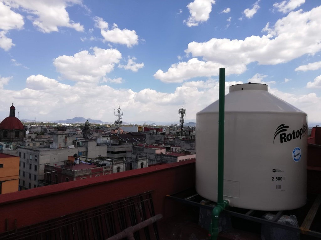 tinaco de agua colocado en azotea