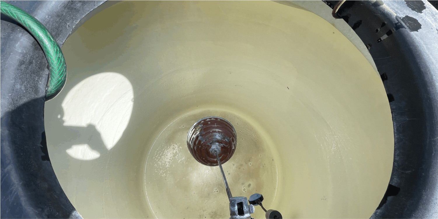 Tinaco en proceso de enjuague durante lavado de tinacos en Ecatepec