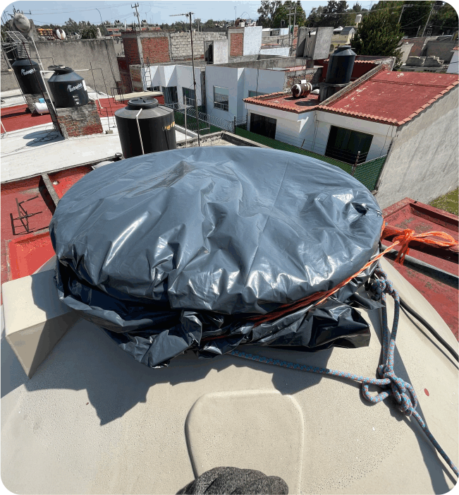 Tinaco sin tapa y sucio antes de la limpieza de tinacos en Nezahualcóyotl