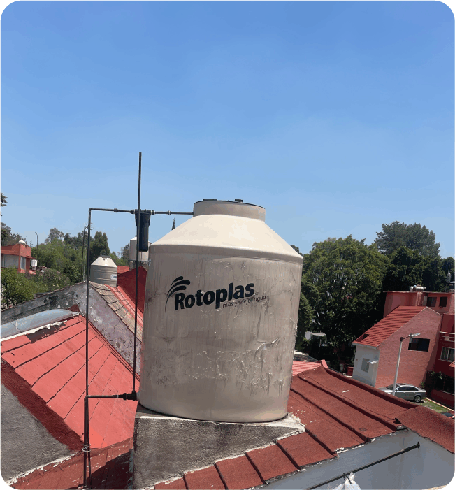 Tinaco sucio en azotea antes del servicio de lavado de tinaco en Acolman