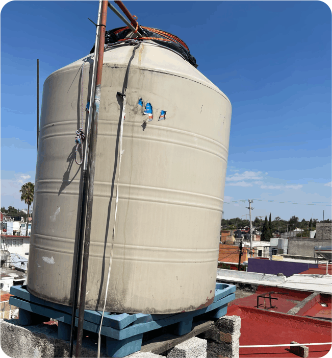 Tinaco sucio en azotea antes del lavado de tinacos en Coacalco