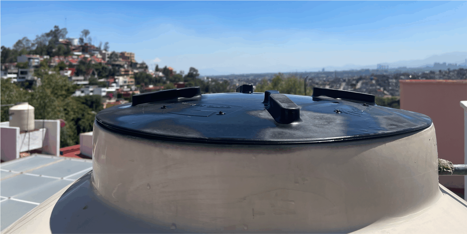 Tinaco con tapa y sucio antes del lavado de tinacos en Nezahualcóyotl