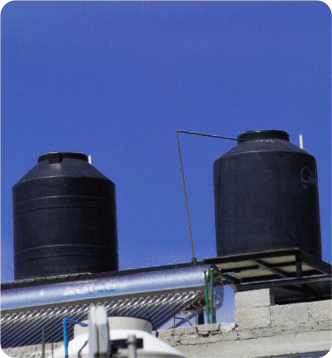 Tinacos en azotea antes del lavado de tinacos en Huehuetoca