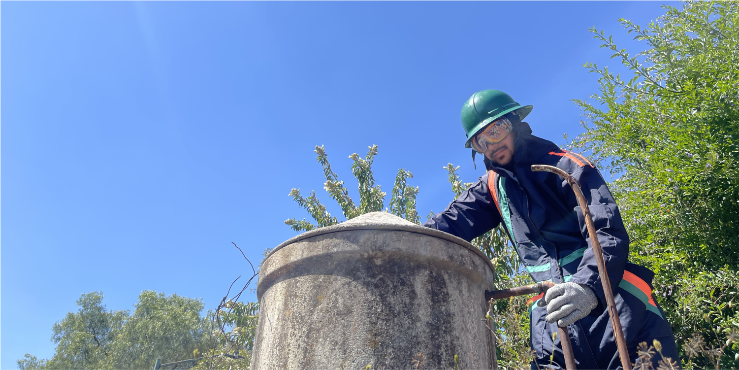 Operador preparándose para realizar un lavado de depósitos de agua durante el servicio de limpieza de tanques de agua en CDMX y EDOMEX