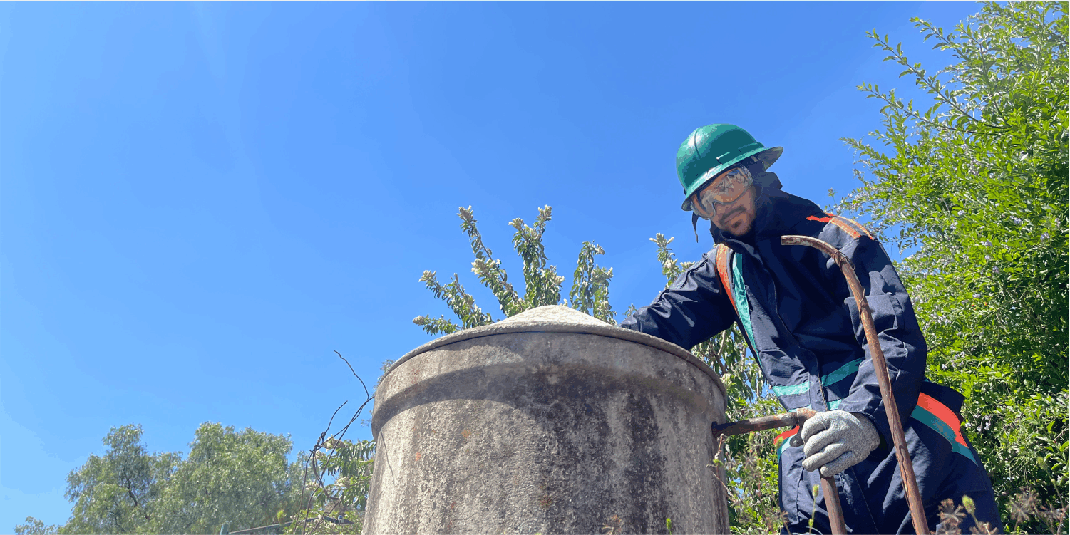 Operador preparándose para realizar un lavado de depósitos de agua durante el servicio de limpieza de tanques de agua en CDMX y EDOMEX
