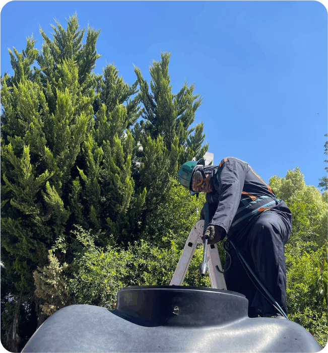 Técnico realiza enjuague a tinacos durante la limpieza de tanques de agua en CDMX y EDOMEX