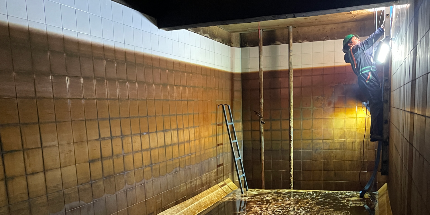 Operador realizando la limpieza de cisterna