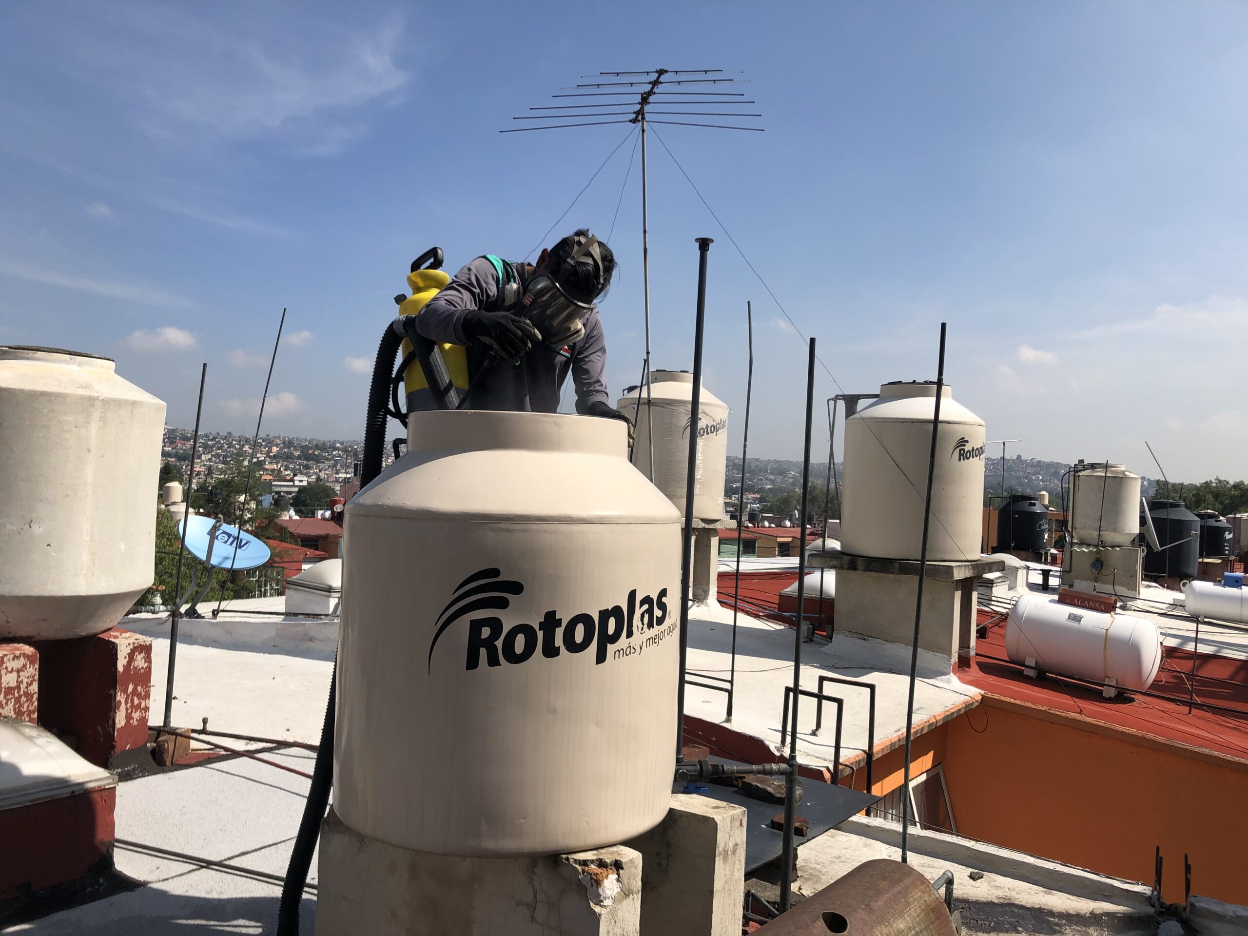 Servicio integral con evidencia en lavado de tinacos