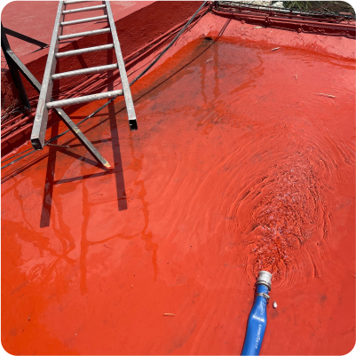 Drenado de agua sucia de tinaco durante el lavado de tinacos en CDMX y EDOMEX
