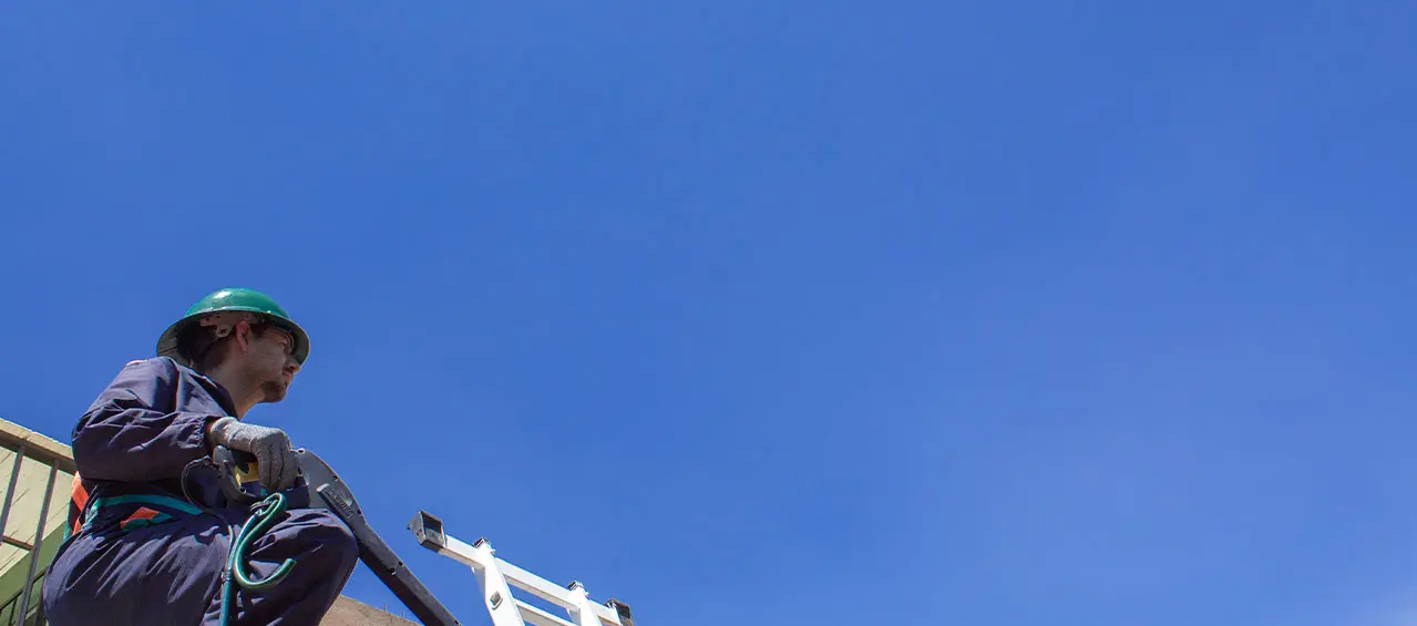 Trabajador con herramientas listo para el lavado de cisternas y tinacos en CDMX y EDOMEX