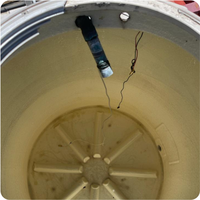 Inspección del cableado de un tinaco durante la limpieza de tinacos en CDMX y EDOMEX