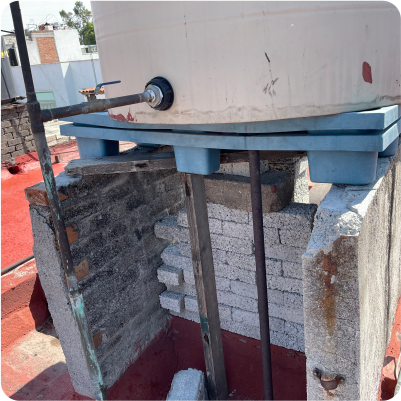 Inspección de tuberías de tinaco durante la limpieza de tinacos en CDMX y EDOMEX