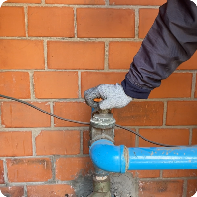 Operador cierra las válvulas de las cisternas antes de la limpieza de cisternas en CDMX y EDOMEX