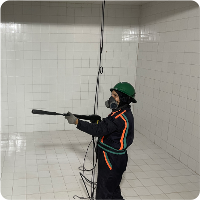 Operador enjuagando una cisterna limpia durante el lavado de cisternas en CDMX y EDOMEX
