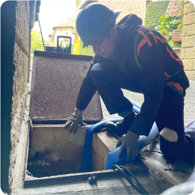 Operador extrae sedimentos de cisterna de concreto durante el lavado de cisternas en CDMX y EDOMEX