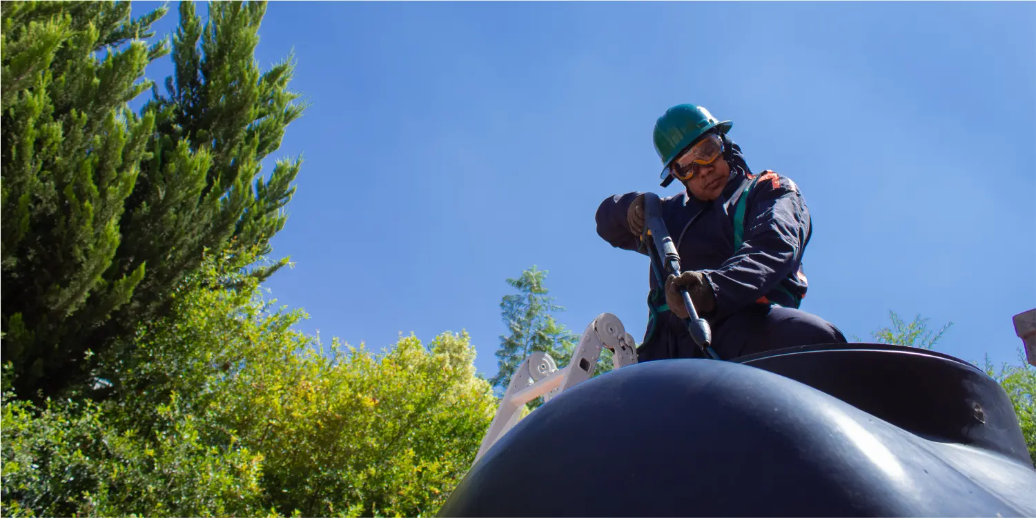 Operador realiza enjuague a tinaco durante el lavado de tinacos en CDMX y EDOMEX