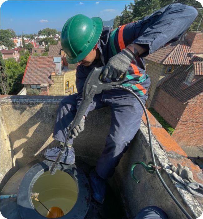 Operador realiza enjuague de tinaco durante el lavado de cisternas y tinacos en CDMX y EDOMEX