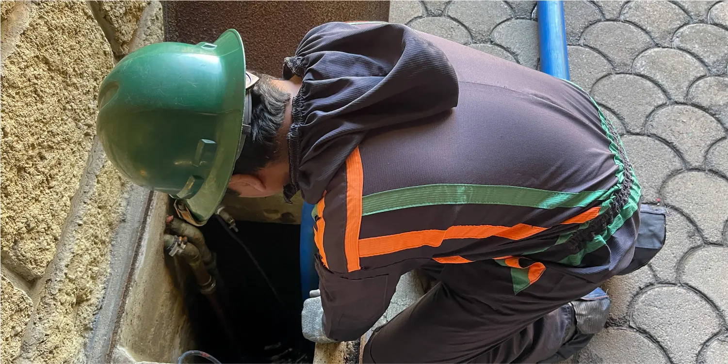 Operador realiza el llenado de cisterna durante el servicio de lavado de cisternas y tinacos