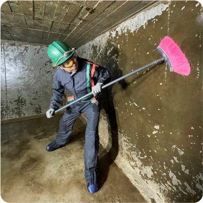 Operador realiza el tallado a una cisterna durante el lavado de cisternas en CDMX y EDOMEX