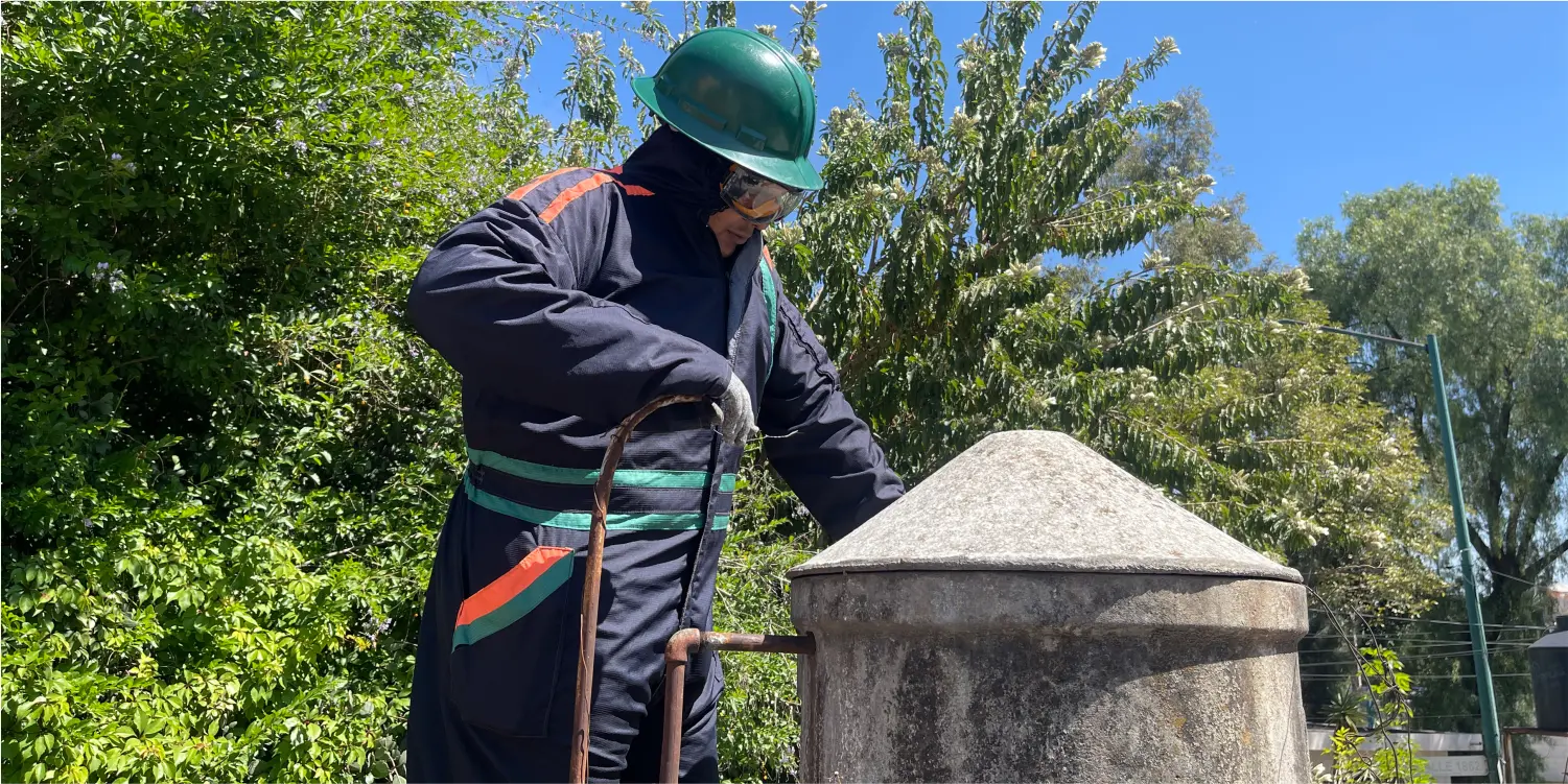 Operador revisa una cisterna de concreto antes del servicio de lavado de cisternas y tinacos