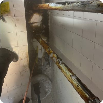 Operadores extraen residuos de cisterna durante el lavado de cisternas en CDMX y EDOMEX