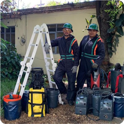 Personal de Lucky Clean junto con sus herramientas antes del lavado de cisternas en CDMX y EDOMEX