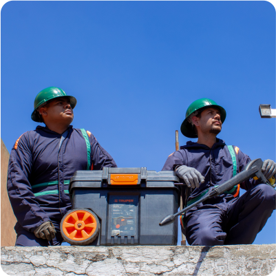 Personal de Lucky Clean uniformado y con equipo listo para la limpieza de cisternas en CDMX y EDOMEX