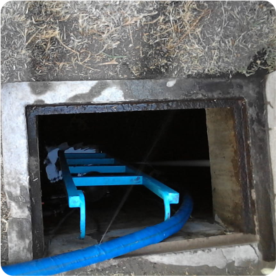 Tapa de una cisterna de concreto en mal estado durante el lavado de cisternas en CDMX y EDOMEX