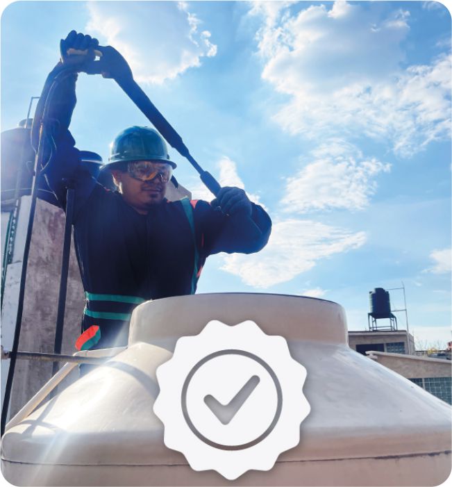 Técnico enjuaga un tinaco durante el lavado de cisternas y tinacos en CDMX y EDOMEX